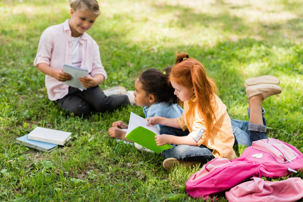 Hochbegabte Kinder lernen auf der Wiese